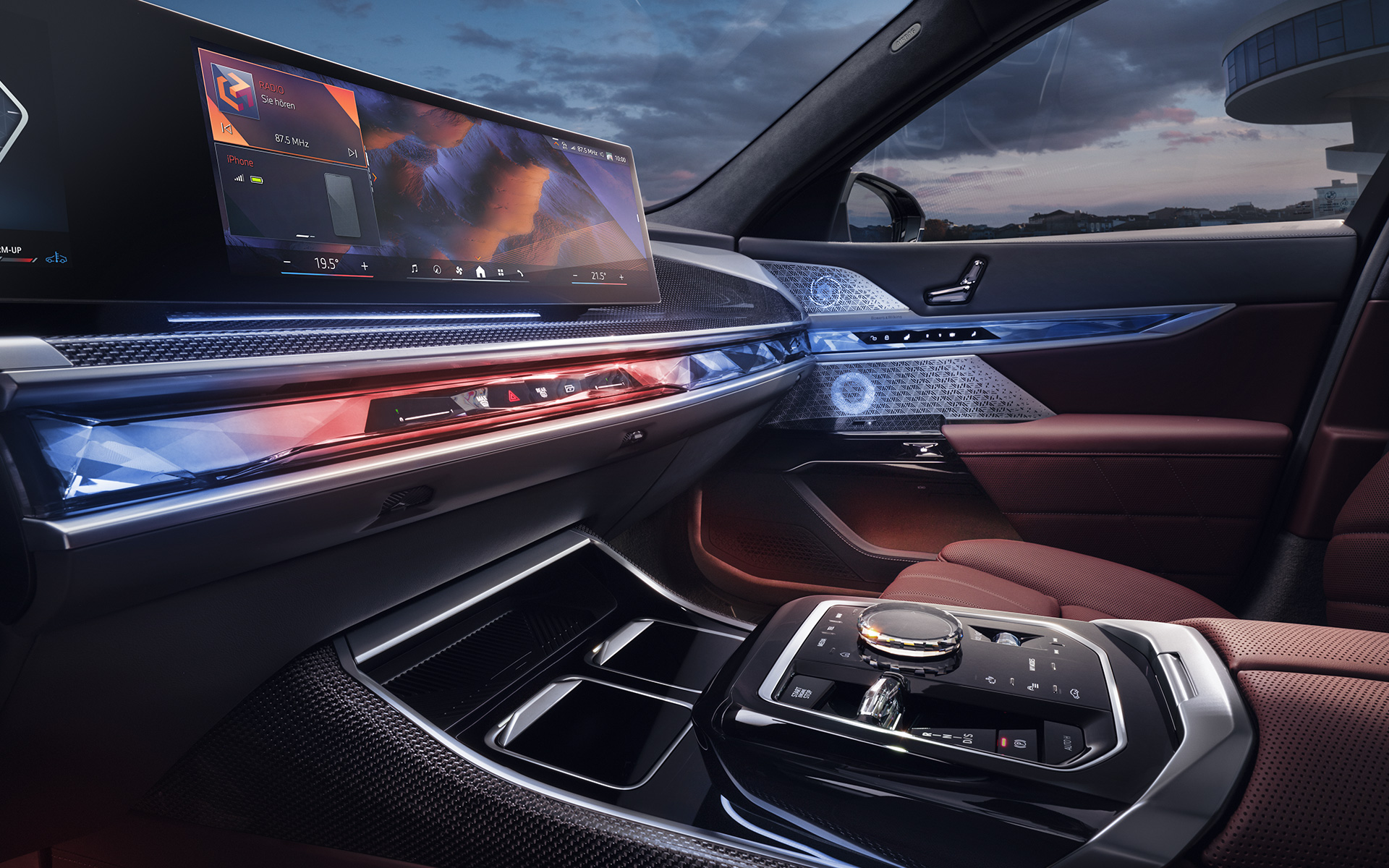 BMW radu 7 Sedan G70 ICE 740i M Sport balík interiér pohľad dopredu sklenené aplikácie CraftedClarity a Curved Display