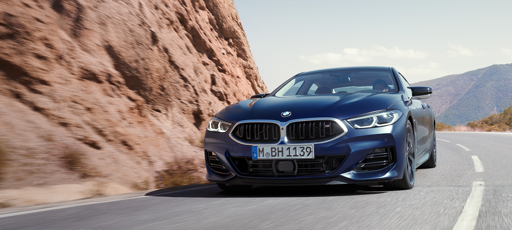 BMW radu 8 Gran Coupé G16 LCI Facelift 2022 BMW Individual metalíza Frozen Tanzanite Blue predobočný pohľad jazdný na horskej ceste