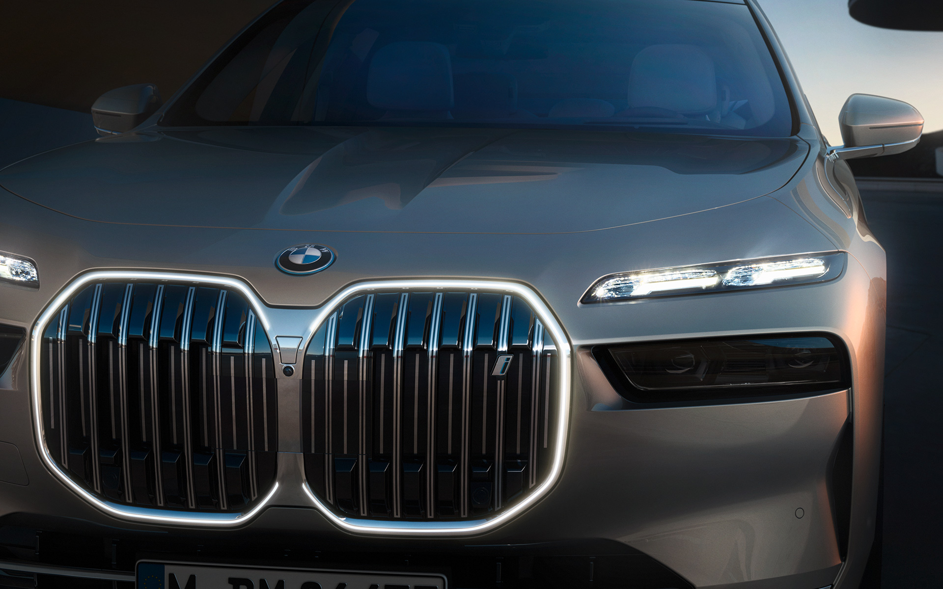 BMW i7 Sedan G70 exteriér BMW obličky Iconic Glow zapnuté osvetlenie