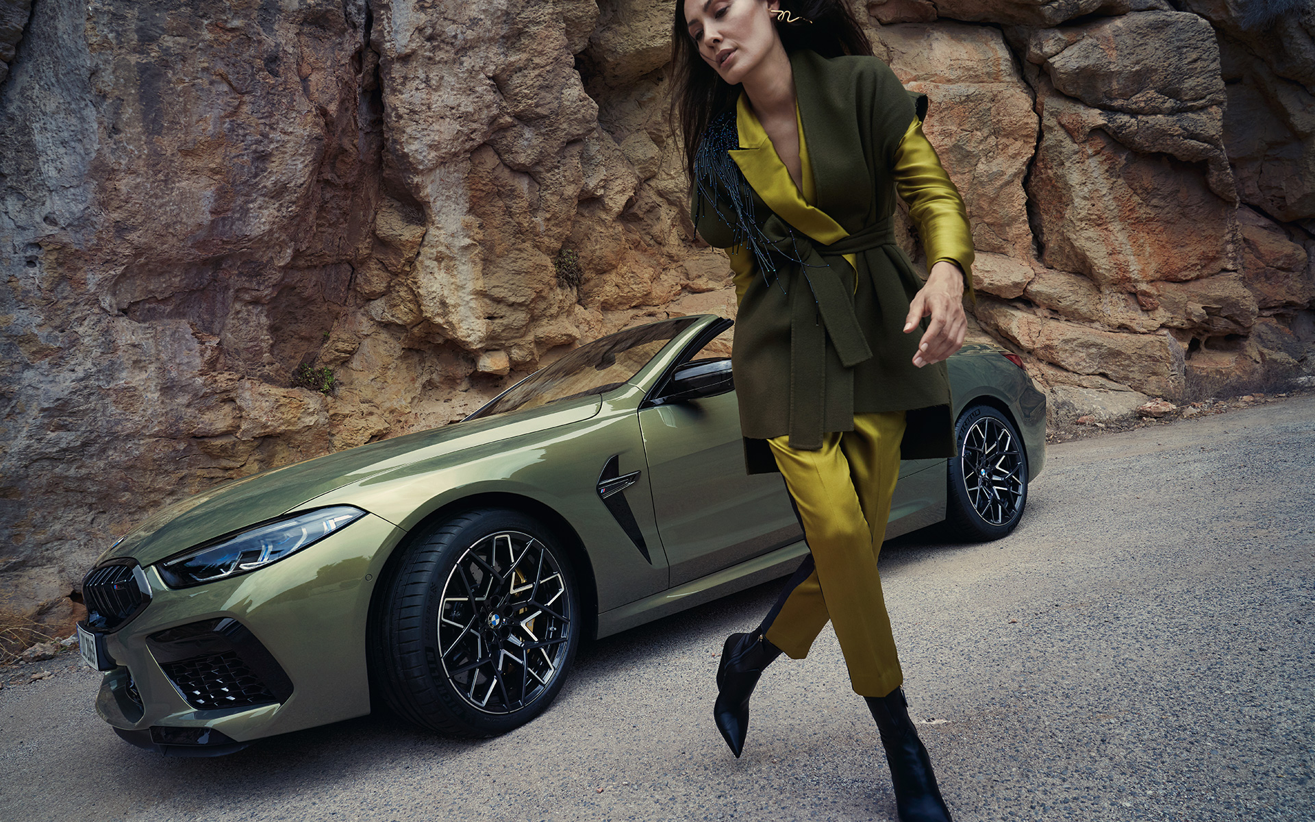 BMW M8 Competition Cabrio F91 LCI Facelift 2022 BMW Individual metalíza Brass predobočný pohľad statický v kamenistom teréne s modelkou