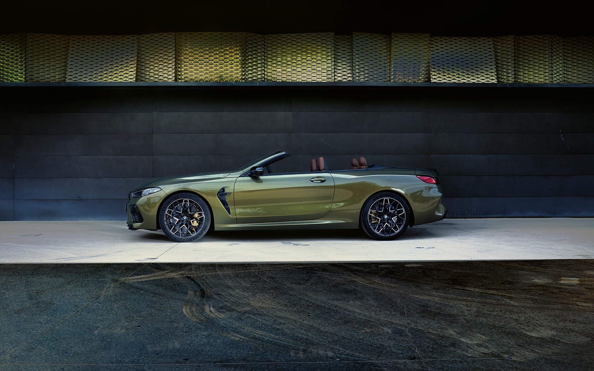 BMW M8 Competition Cabrio F91 LCI Facelift 2022 BMW Individual metalíza Brass bočný pohľad na pódiu