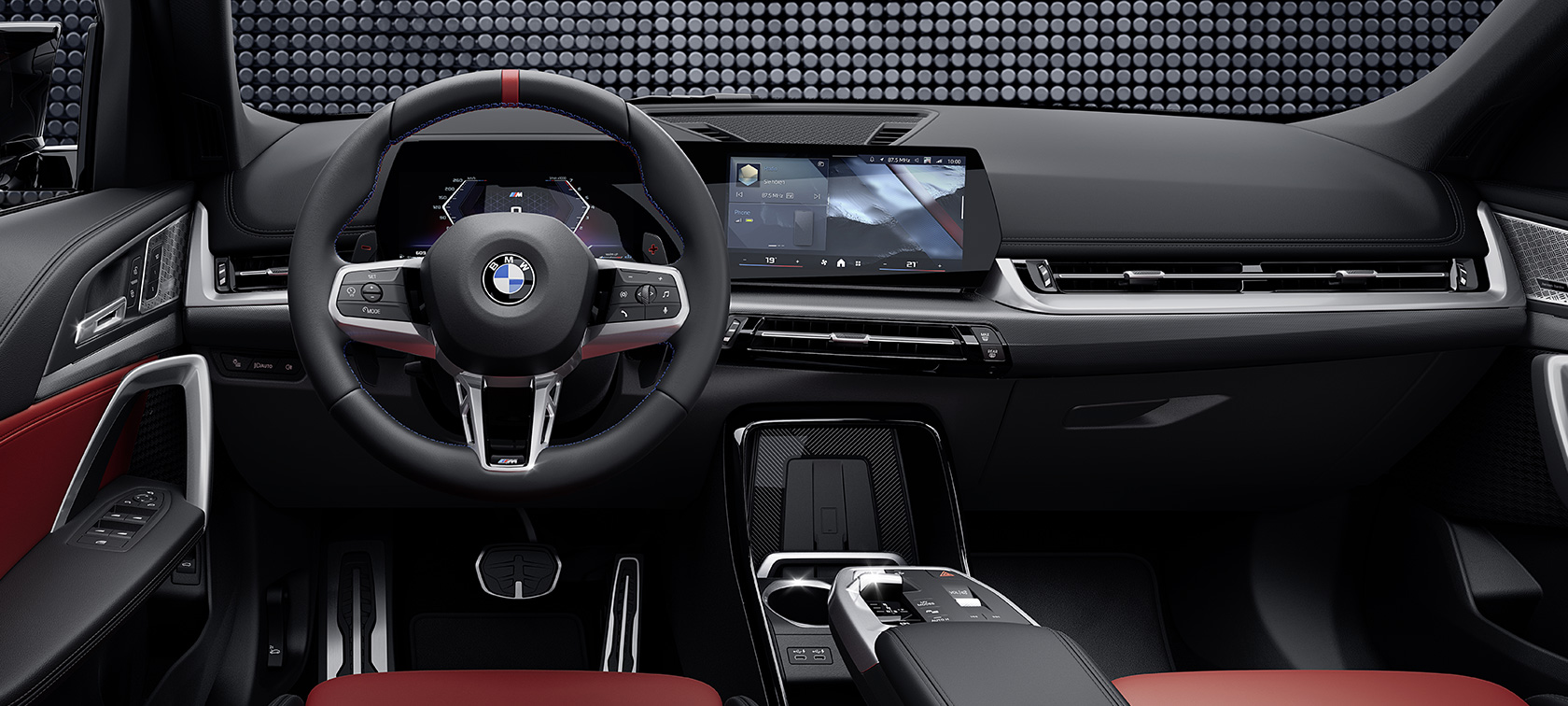 BMW X1 M35i xDrive detail interiér volant a displej