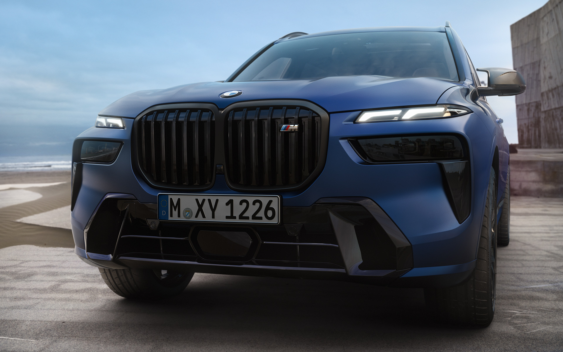 BMW X7 M60i xDrive G07 LCI Frozen Marina Bay Blue statický záber detailný pohľad