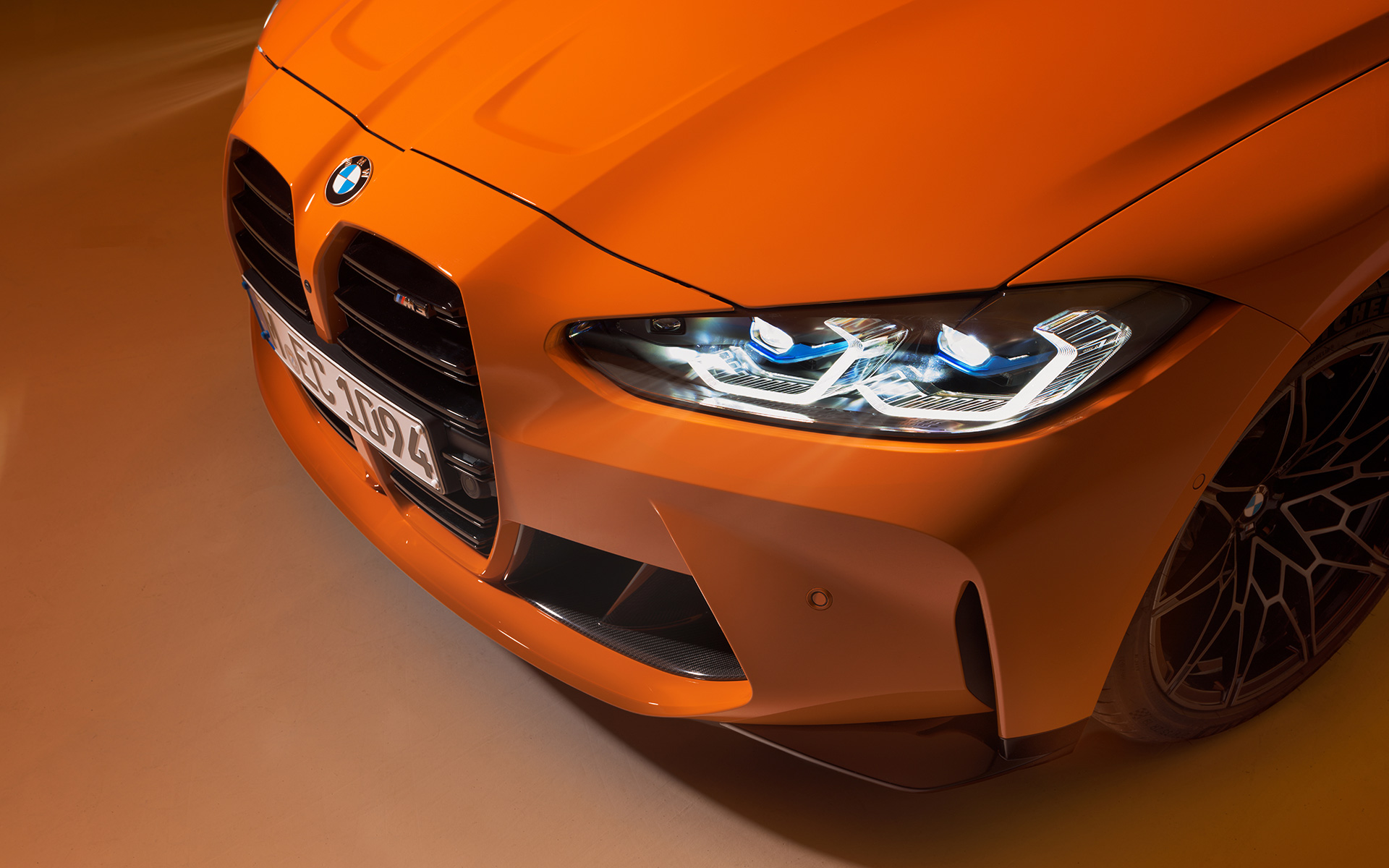 BMW M4 Competition Coupé G82 2021 BMW Individual Fire Orange predobočný pohľad statický detailný zhora